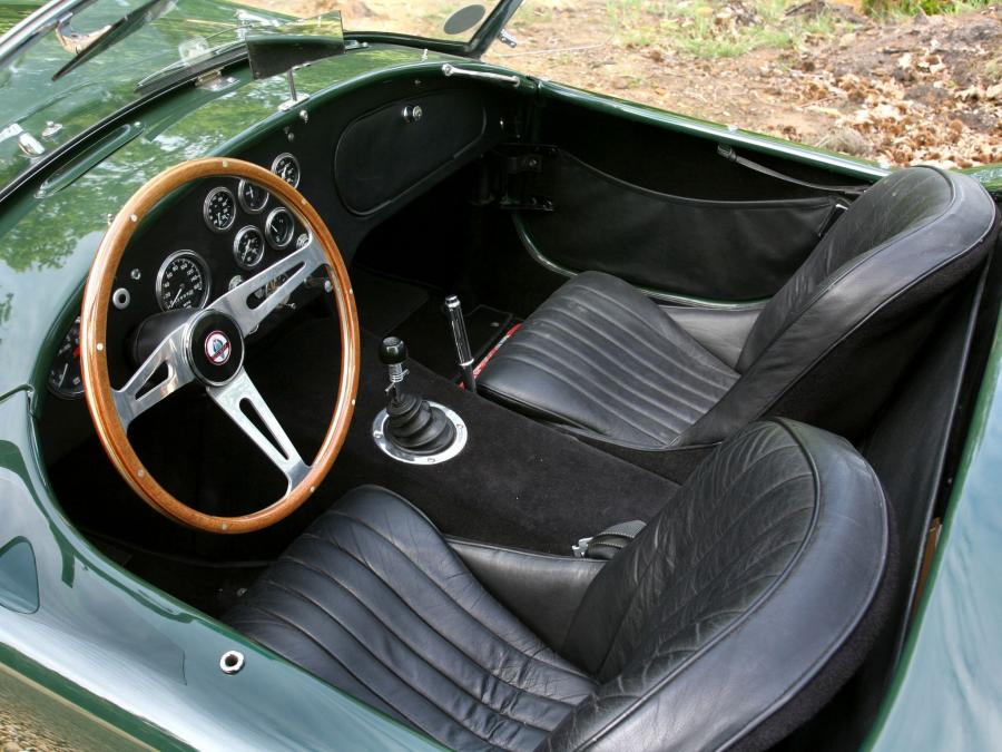 Интерьер AC Cobra (Mk II) 1963 года  (фото 7 из 32)